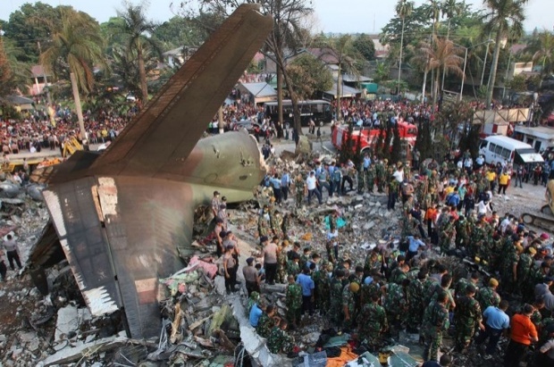 เครื่องบินอินโดฯดิ่งตกกลางหมู่บ้าน ตายเกลื่อนนับร้อยศพ!!