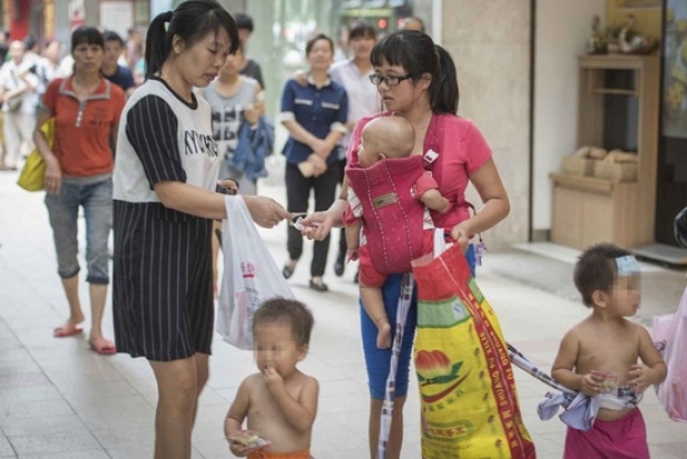 สุดอนาถ!! แม่พาลูกน้อย 3 คนนั่งแจกฟรี..หลังสามีทิ้งไม่มีเงินเลี้ยงดู