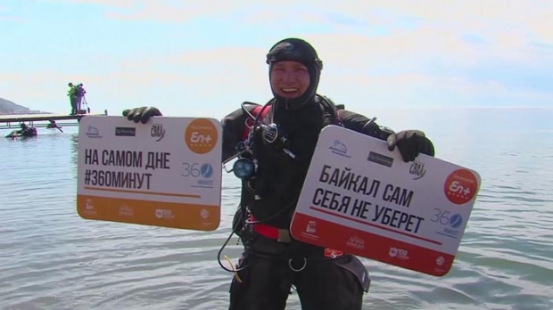 ชื่นชม!!! นักดำน้ำรัสเซียดิ่งลงก้นบึ้ง 40 ม. ทำความสะอาดทะเลสาบไบคาล