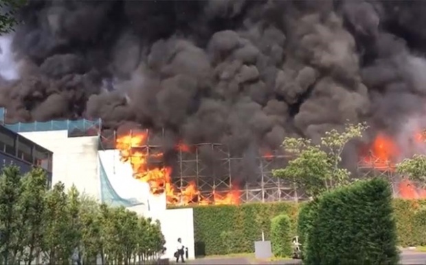 ระทึก!!! เกิดเหตุไฟไหม้รุนแรงที่โกดังสินค้าเก่าในกรุงโตเกียว