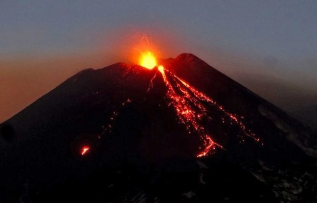 ผวา! ภูเขาไฟ เกาะซิซิลี ปะทุพ่นลาวา-เถ้าสูงกว่า 3 กิโล เกิดแผ่นดินไหว 130 ครั้ง (มีคลิป)