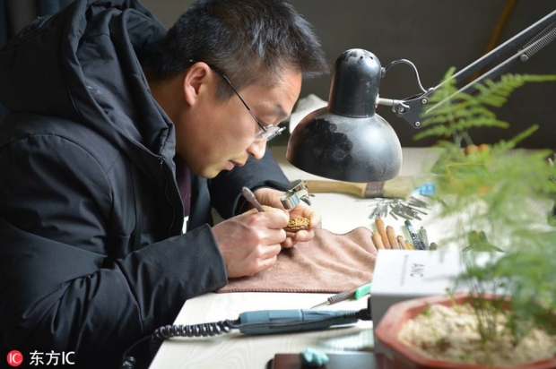 สุดเจ๋ง! ชายจีนวัย 41  แกะสลักเมล็ดลูกท้อ สร้างรายได้
