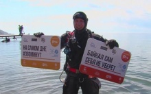 ชื่นชม!!! นักดำน้ำรัสเซียดิ่งลงก้นบึ้ง 40 ม. ทำความสะอาดทะเลสาบไบคาล