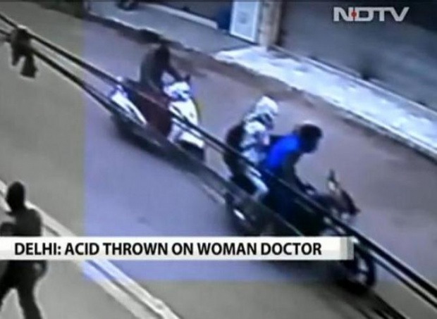 หมอหญิงอินเดียถูกคนร้ายสาดน้ำกรดกลางตลาด 