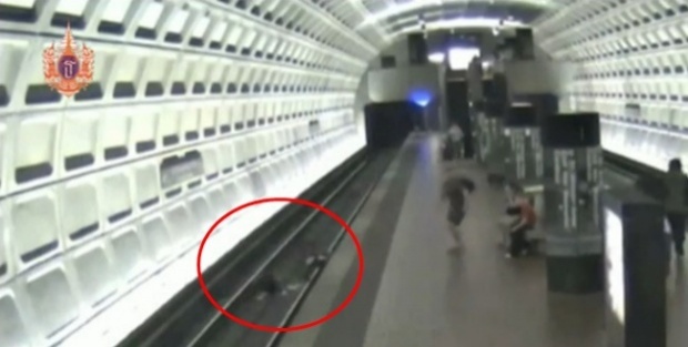 นาทีระทึก! ชายนั่งวีลแชร์พลัดตกรางรถไฟใต้ดิน โชคดีคนช่วยขึ้นทัน (มีคลิป)