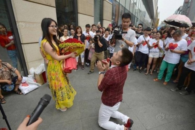 หนุ่มจีนถูกรวบ ปิดถนนพาญาตินับร้อยขอสาวแต่งงาน
