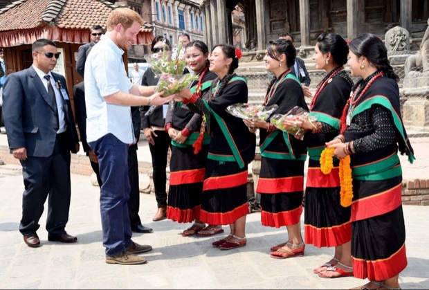 เนปาล ใช้หญิงพรหมจรรย์ 5 คนเข้ารับเสด็จเจ้าชายแฮร์รี่ ของอังกฤษ