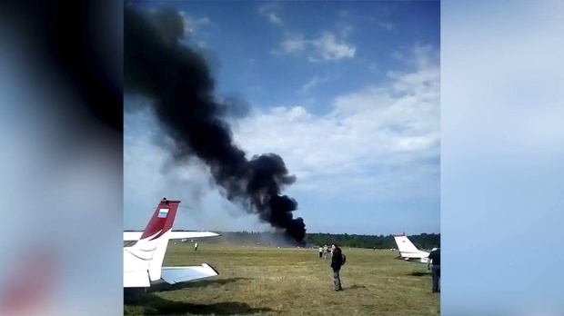 ช็อก! นาทีเครื่องบินโชว์กลางอากาศตกกระแทกพื้น ระเบิด-ไฟลุก 2 นักบินตายทันที(คลิป)