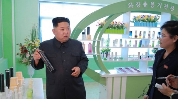 “คิมจองอึน์” เปลี่ยนโหมดคลั่งอาวุธ หันควงภริยาไปดูบริษัทเครื่องสำอาง (มีคลิป)