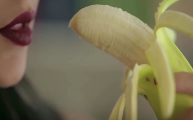 ศาลสั่งจำคุก 2 ปี นักร้องสาวเล่นมิวสิควิดีโอ “กินกล้วย” (มีคลิป)