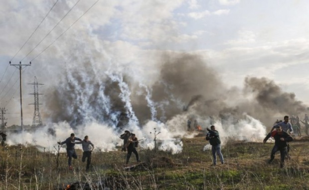  ผู้ประท้วงปาเลสไตน์วิ่งหนีแก๊สน้ำตา AFP PHOTO / MOHAMMED ABED