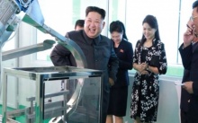 “คิมจองอึน์” เปลี่ยนโหมดคลั่งอาวุธ หันควงภริยาไปดูบริษัทเครื่องสำอาง (มีคลิป)