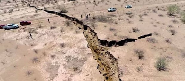 ระทึก พบแผ่นดินแยกในเม็กซิโก ยาวนับกิโลฯ ตัดถนนขาด 