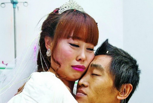 ซาบซึ้งใจทั้งรพ. สาวจีนคุกเข่าขอแฟนหนุ่มที่ป่วยมะเร็งระยะสุดท้ายแต่งงาน