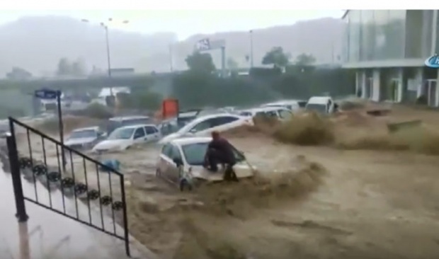ระทึก! ฝนตกโครมเดียว น้ำท่วมซัดรถยนต์ทั้งถนนกลางกรุงอังการา คนขับดิ้นรนหนีระทึก!!