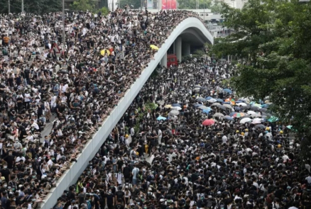 “ชาวฮ่องกง” ชุมนุมใหญ่ ปิดถนน ค้านกฎหมายส่งผู้ร้ายข้ามแดน จนสภาเลื่อนอภิปรายฯ