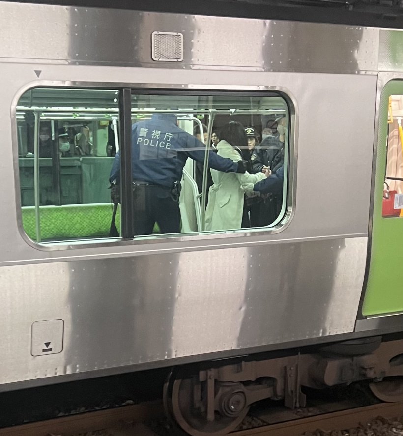 ด่วน! ญี่ปุ่นช็อกอีก หญิงถือมีด แทงคน ในสถานีรถไฟกรุงโตเกียว