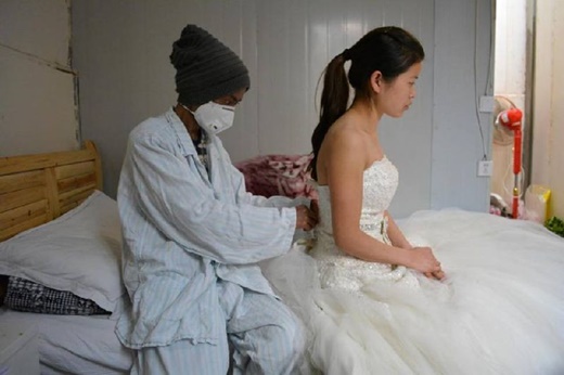 สาวคุนหมิง ถือป้ายยอมแต่งงานกับหนุ่มที่ช่วยน้องชาย