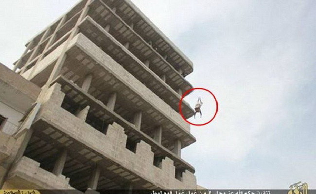IS โชว์โหด! จับ เกย์ โยนจากตึกสูง ก่อนรุมปาหินซ้ำจนตาย