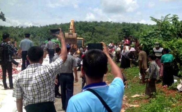 ชาวเมียนมา กว่า 500 คน รุมยื้อแย่งเหล้าระหว่างเจ้าหน้าที่ทำลาย