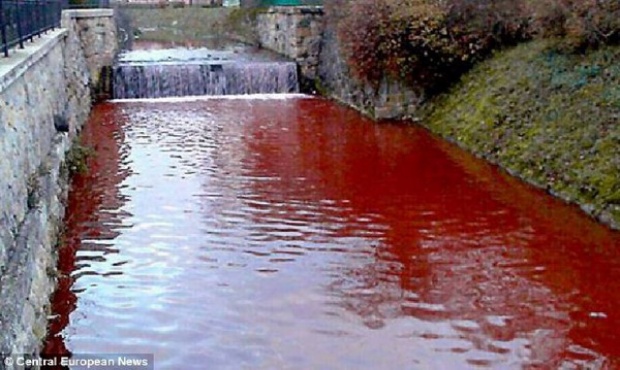 ชาวบ้านช็อก เจอแม่น้ำกลายเป็นสีเลือด ร่ำลือเป็นลางร้ายสัญญาณของปีศาจ