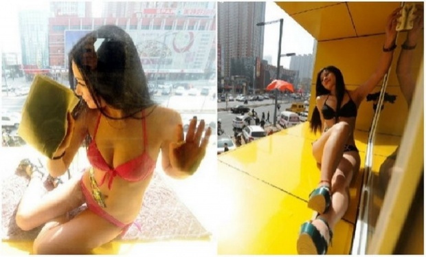 จีนจ้างพริตตี้สาวๆนุ่งบิกินี ปีนขึ้นไปเช็ดกระจกอาคาร เพื่อโปรโมทสินค้า!!