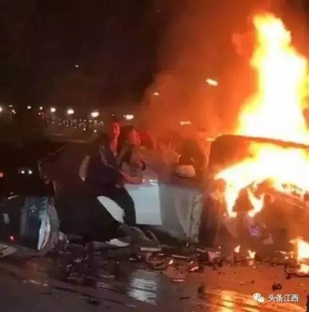 ฮีโร่คนใหม่! หนุ่มจีนวัย 20 ช่วยคนออกจากอุบัติเหตุรถยนต์