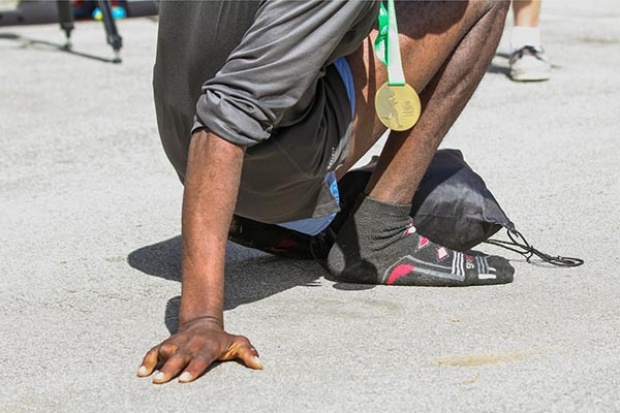 สุดยอด!!!! หนุ่มเคนยาใส่แต่ถุงเท้า ทำลายสถิติวิ่งฮาล์ฟมาราธอน ในเอสโตเนีย (มีคลิป)