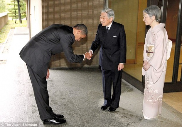 มันไม่ใช่ทาง!! ทรัมป์จับมือองค์จักรพรรดิแบบชิลๆ สื่องัดภาพโอบามาเทียบทันที!! (มีคลิป)