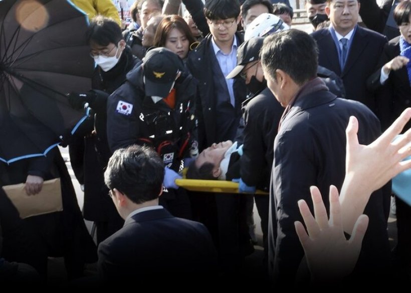 เปิดนาทีชุลมุน ผู้นำฝ่ายค้านเกาหลีใต้ถูกที่ลำคอ 