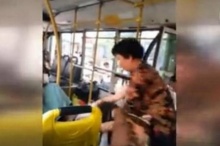 มนุษย์ป้าจีนโหดจิกหัวสาว ลากลงรถเมล์ตบข้างถนน