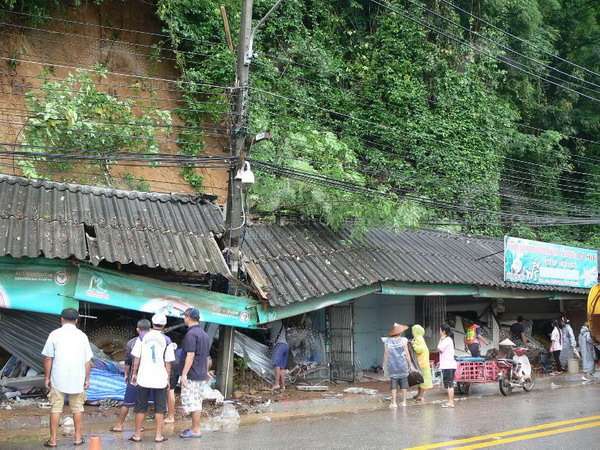 ฝนถล่ม เชียงราย โคลนถล่มร้านค้าพัง เสียหาย 2 ล้าน โชคดีไร้ผู้บาดเจ็บ