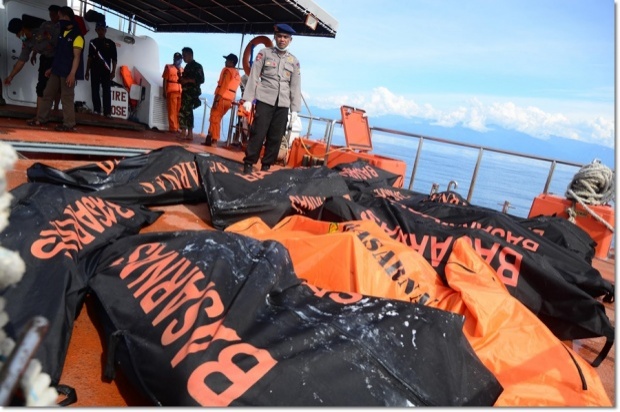 เศร้า!! เรือล่มที่อินโดฯ ผู้เสียชีวิตเพิ่มอีกเป็น 63 ราย
