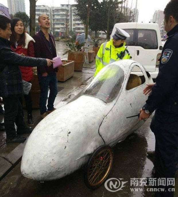 พี่จีนนำรถประหลาด ออกมาขับบนถนนแบบไม่สนใจกฎจราจร สุดท้ายก็โดนจับสิครับ!!
