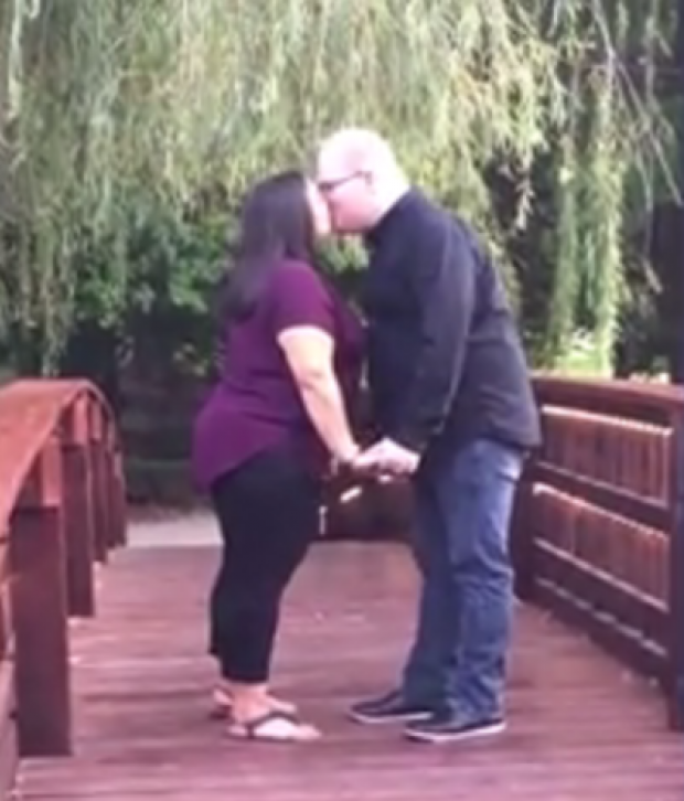 เฟลกว่านี้มีอีกไหม! หนุ่มเซอร์ไพรส์คุกเข่าขอแฟนแต่งงานบนสะพาน สุดช็อกทำแหวนกระเด็นตกน้ำ?! (คลิป)