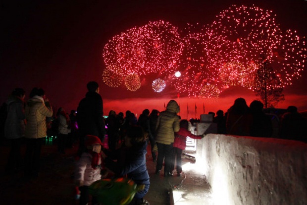 ริมแม่น้ำแทดอง ใกล้จัตุรัสคิมอิงซุง กรุงเปียงยาง เกาหลีเหนือ (AP Photo/Jon Chol Jin)