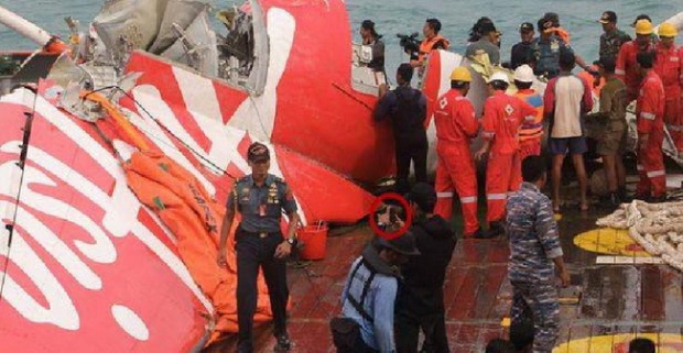 เผยวินาที บินแอร์เอเชีย QZ8501 ดิ่งทะเลชวา นักบินที่สองคือผู้บังคับเครื่อง