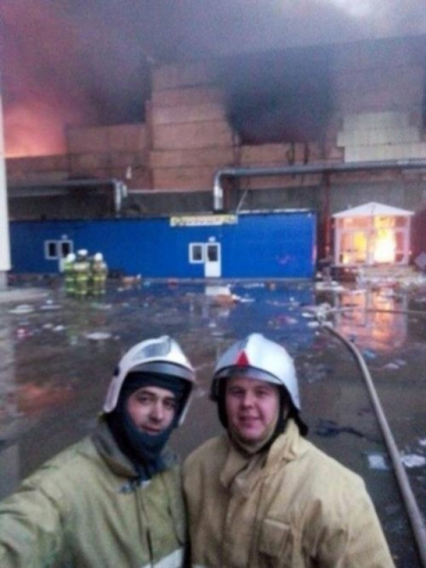 อึ้ง!! 2 นักผญจเพลิงรัสเซียถ่าย เซลฟี่ หน้าห้างที่ไฟไหม้