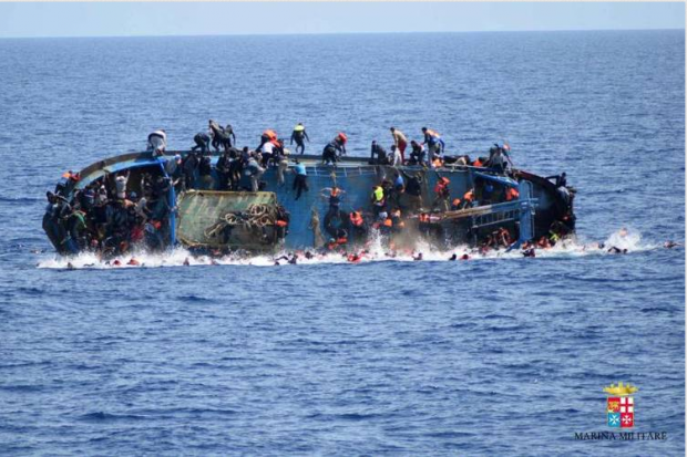 เผยนาที!!อิตาลีช่วย”เรือผู้อพยพ”คว่ำกลางทะเลเมดิเตอร์เรเนียน 600 ราย!!(มีคลิป)