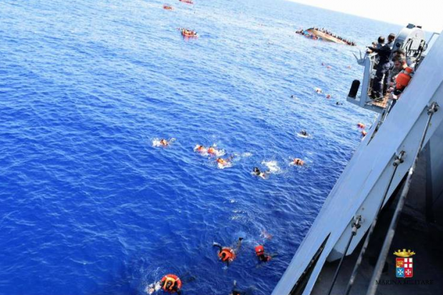 เผยนาที!!อิตาลีช่วย”เรือผู้อพยพ”คว่ำกลางทะเลเมดิเตอร์เรเนียน 600 ราย!!(มีคลิป)