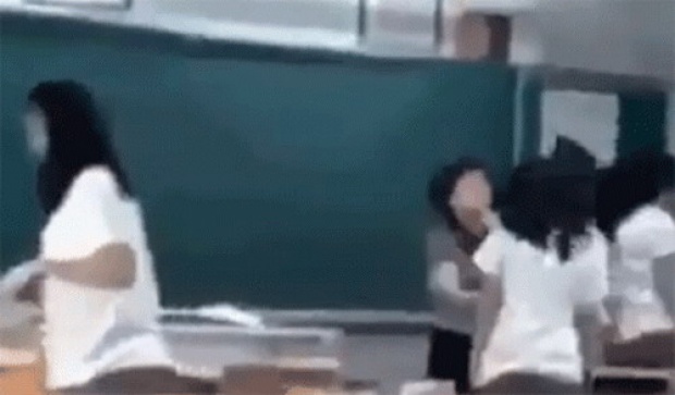 แชร์สนั่น!!ครูเกาหลีลงโทษโหด ใช้ฝ่ามือตบหน้านักเรียนเรียงตัว (ชมคลิป)