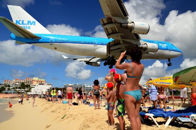 แห่เซลฟี่-ดูเครื่องโบอิ้งบินเฉียดหัว หาดมาโฮ(มีคลิป)