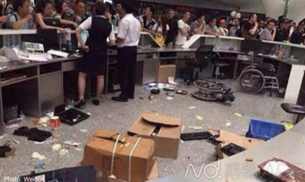 ผู้โดยสารจีนฉุน เที่ยวบินดีเลย์หลายชั่วโมง รุมถล่มเคาน์เตอร์สายการบินเยิน