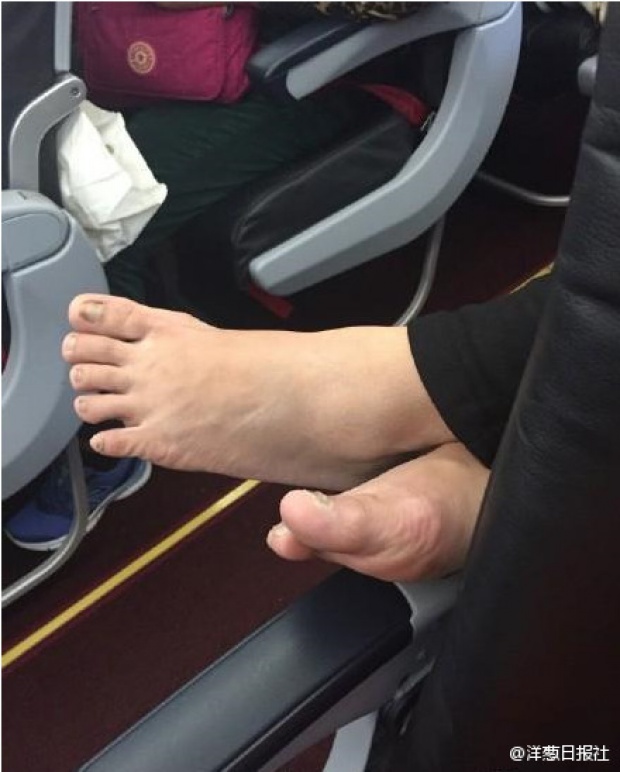 ไม่แคร์สื่อ!! นักท่องเที่ยวจีนยกเท้าพาดเบาะหน้าสบายใจเฉิบ