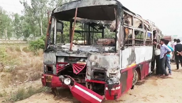 สลด!!! รถบัสพุ่งชนรถบรรทุกในอินเดีย เสียชีวิตในกองเพลิง 22 ราย