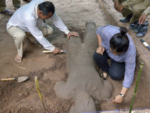 เป็นบุญตา! กัมพูชาขุดพบเทวรูปโบราณ ยุคพระเจ้าชัยวรมันที่ 7 สภาพสวยงาม!