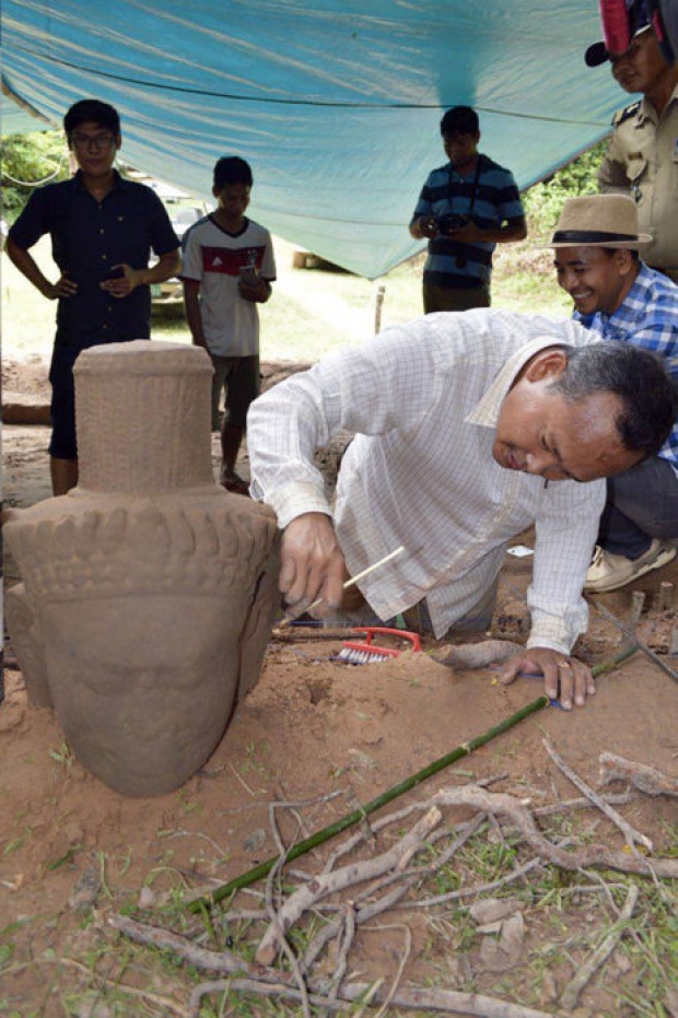 เป็นบุญตา! กัมพูชาขุดพบเทวรูปโบราณ ยุคพระเจ้าชัยวรมันที่ 7 สภาพสวยงาม!