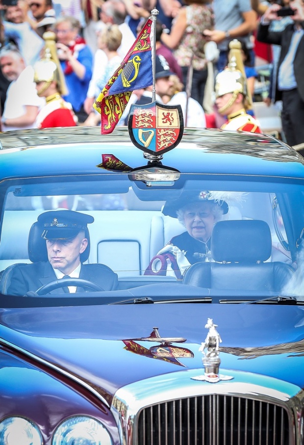 ควีนเอลิซาเบธที่ 2 พระราชทานเครื่องราชอิสริยาภรณ์การ์เตอร์เก่าแก่กว่า 700 ปี !!!