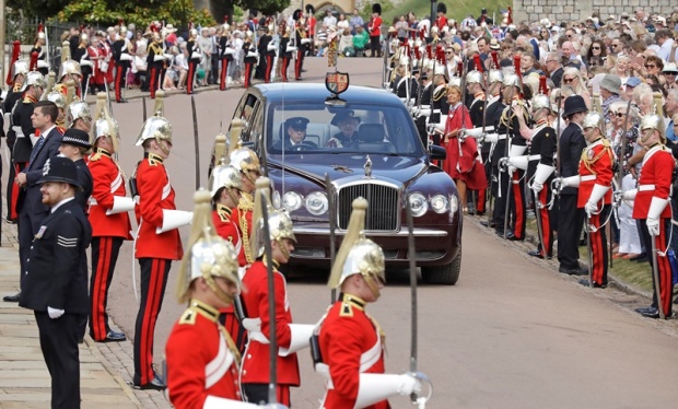 ควีนเอลิซาเบธที่ 2 พระราชทานเครื่องราชอิสริยาภรณ์การ์เตอร์เก่าแก่กว่า 700 ปี !!!