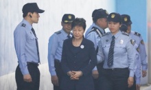 ไม่รอด!! อดีตผู้นำหญิงเกาหลีใต้ ถูกใส่กุญแจมือขึ้นศาลข้อหาคอร์รัปชั่น!!
